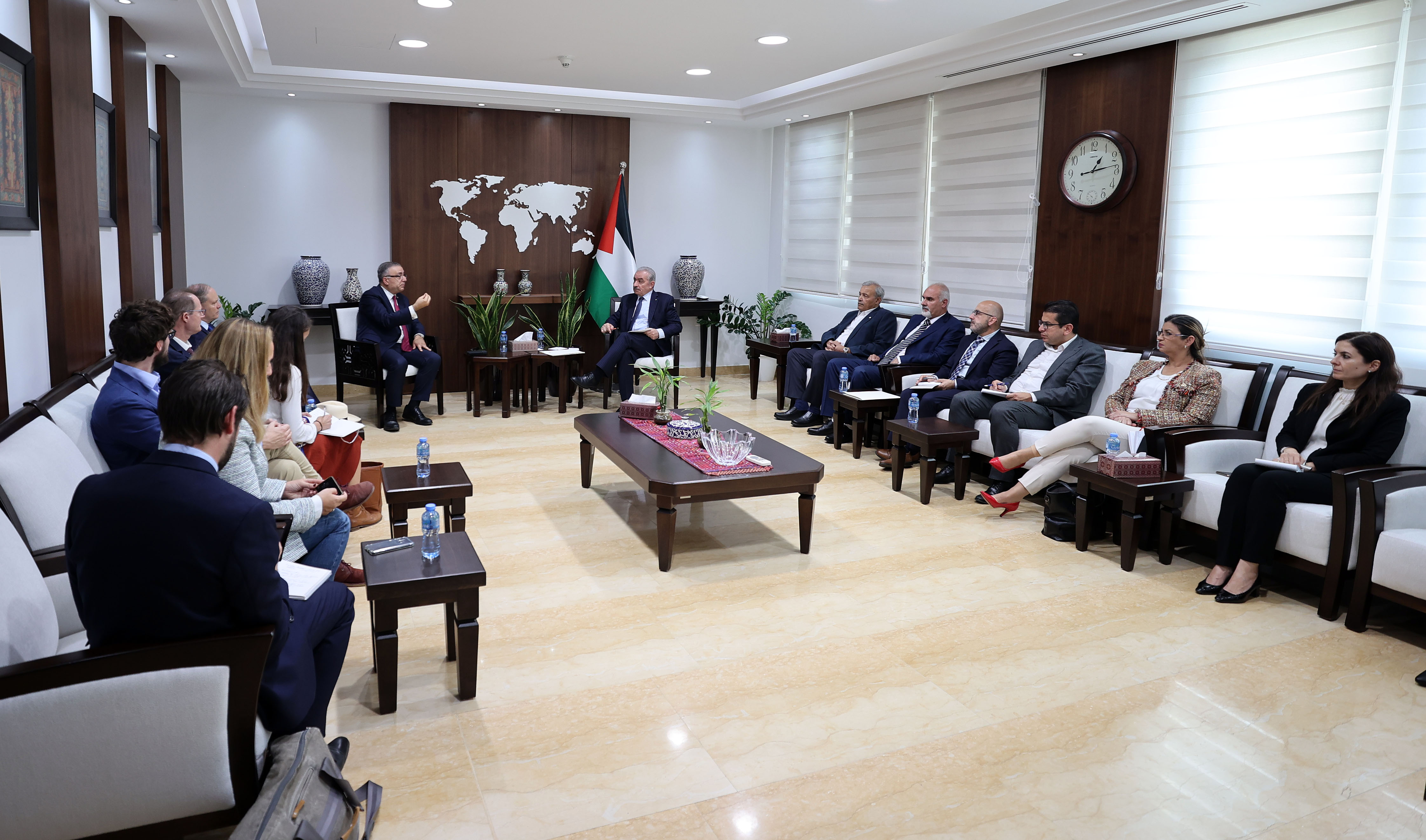 اشتية يبحث سبل الاستفادة من خبرات جمعية الصليب الأحمر الفرنسي في مجال التمريض